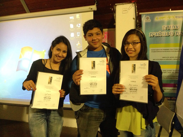 تتويج طلاب من الصفوف التاسعة من مدرسة أجيال الثانوية في دورة قادة الوساطة  